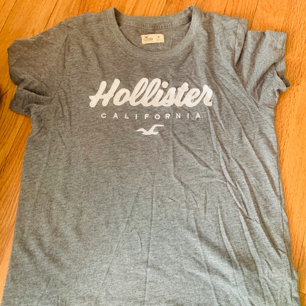 A Hollister grey shirt🤍